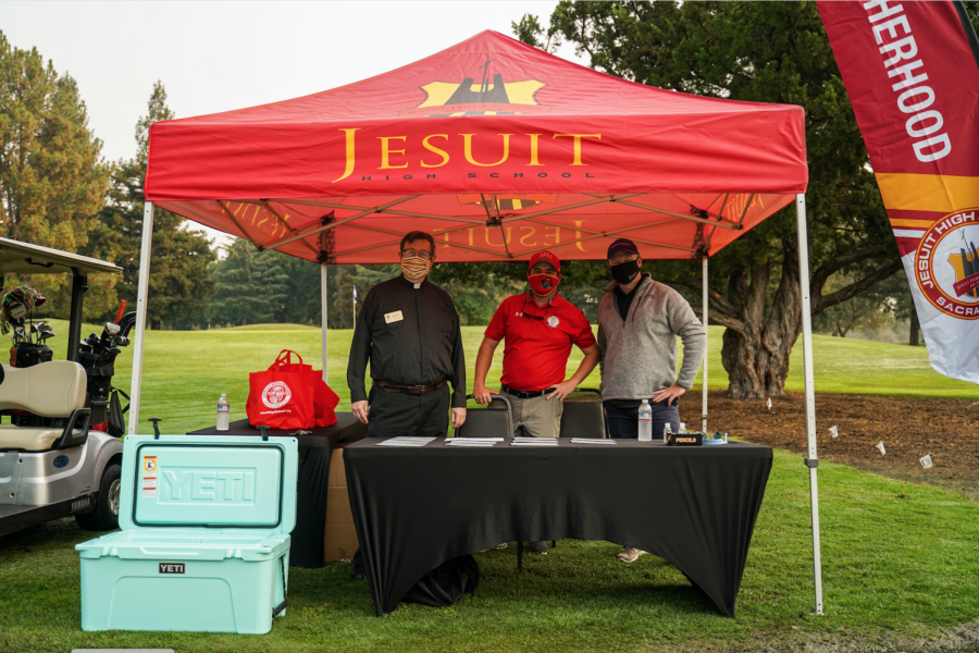 From left to right: Alumni Chaplain Rev. Edwin B. Harris, S.J., Director of Admissions & Alumni Relations Mr. Matthew Ramos ’05, and New Admissions and Alumni Relations Associate Mr. Christopher Marshall ’02 greet players as they arrive at the first tee, passing out gift bags and refreshments, while wearing masks for safety precaution. Taken at Ancil Hoffman Golf Course on Friday, Oct. 2, 2020 in Carmichael, California.